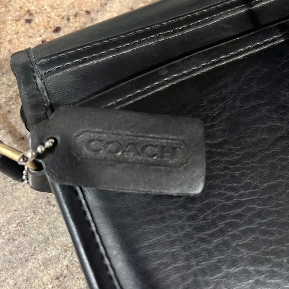 Vintage Classic Coach Black Leather Crossbody Bag with Turn-Lock Closure Clean